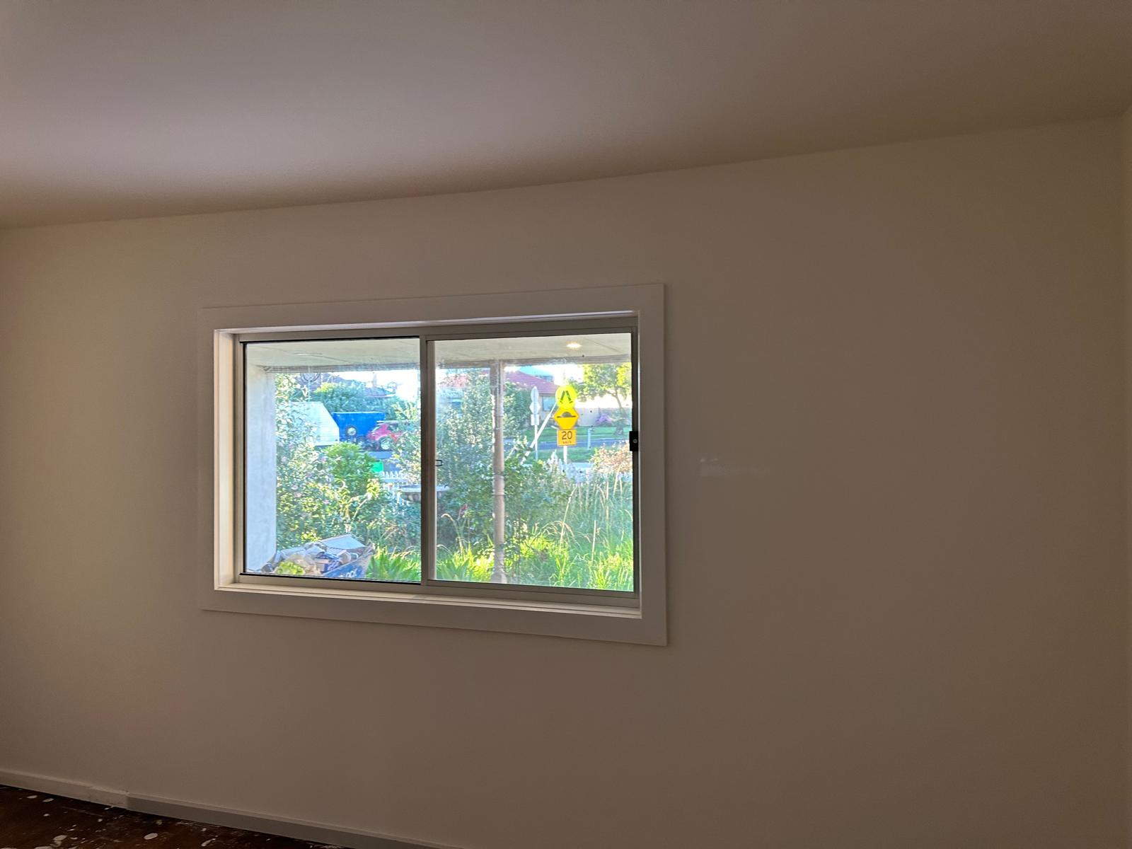 Window installation with smooth wall finishing